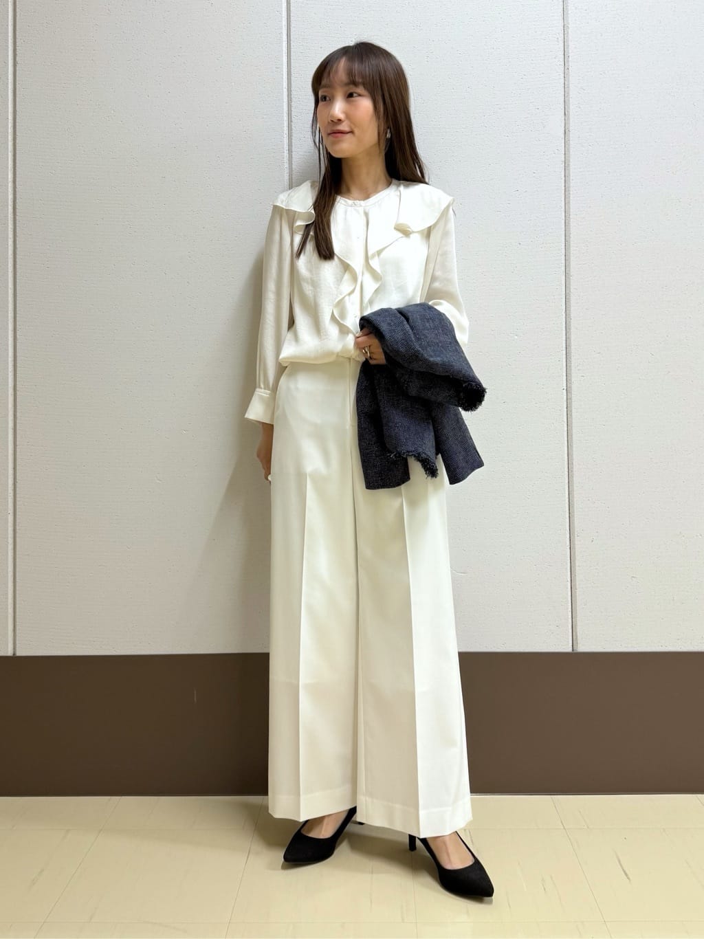 mamiさんの「INDIVI｜【洗える】ラッフルサテンブラウス」を使ったコーディネート