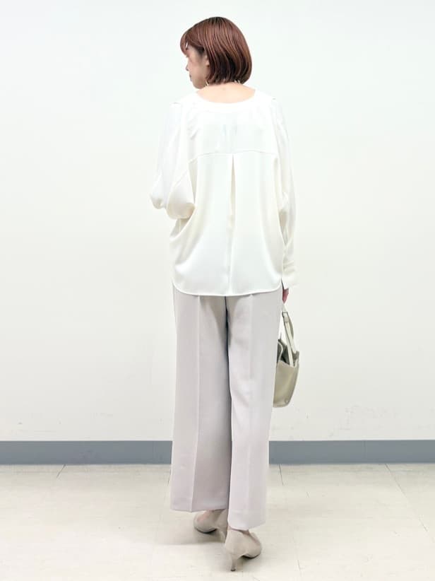 まいこさんの「INDIVI｜【洗える／UVケア／マットサテン】Vネックドルマンスリーブブラウス」を使ったコーディネート