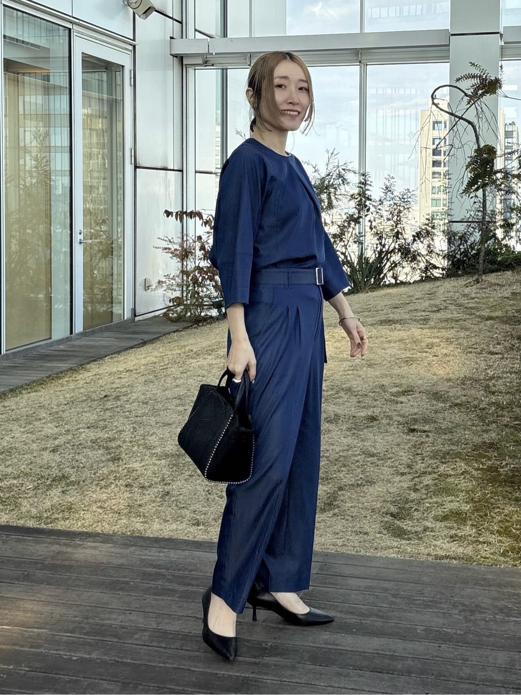 kotakiさんの「INDIVI｜【ミドルサイズ／合皮／ショルダー付】スタッズ風メタルバッグ」を使ったコーディネート