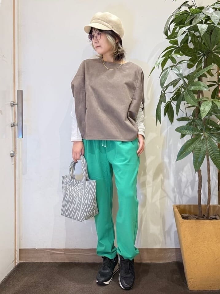 misakiさんの「SHOO･LA･RUE｜【体型カバー/2点セット】ポンチョ風 スエードライクトップス+ロンT」を使ったコーディネート