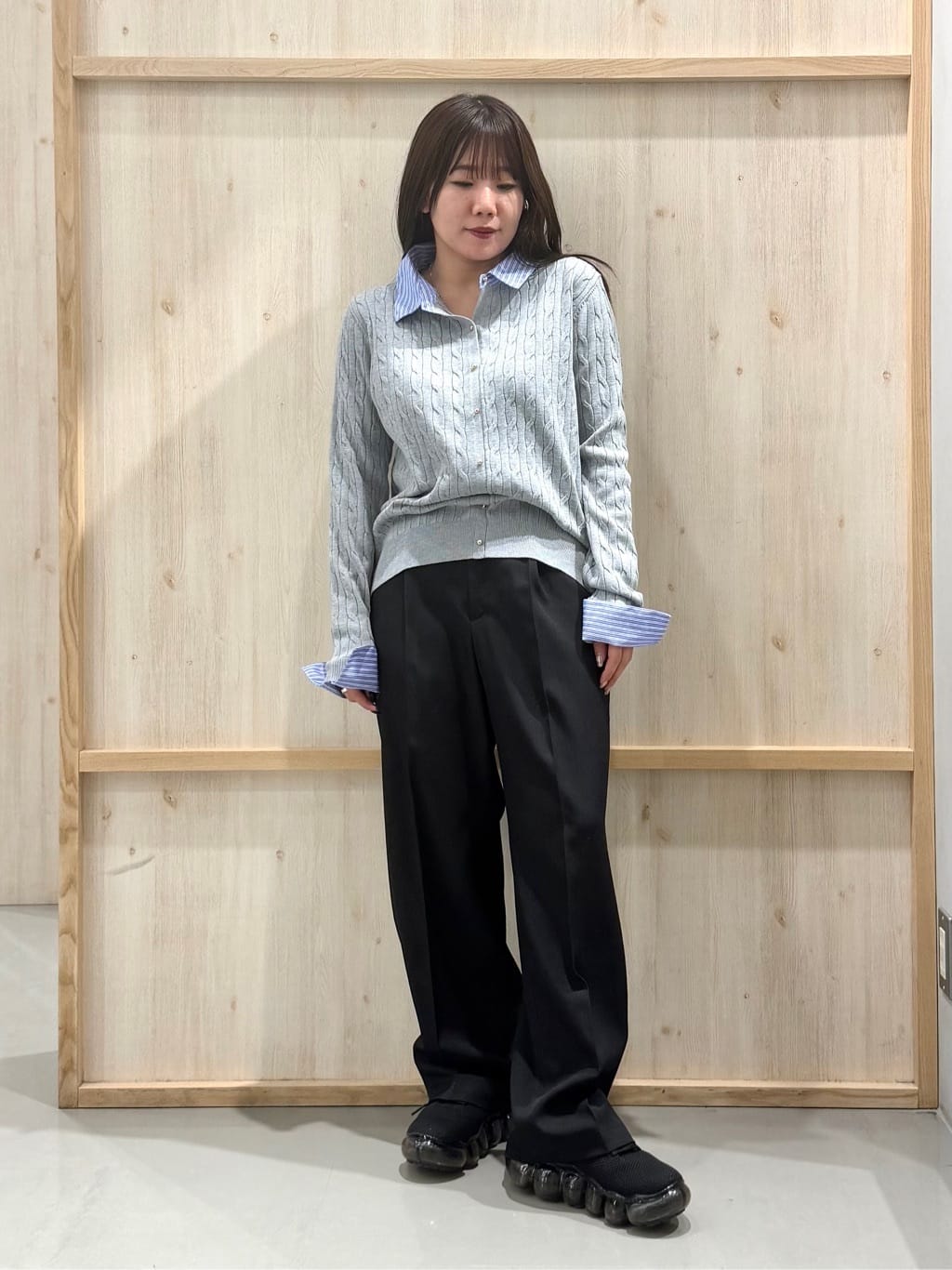 nanaさんの「THE SHOP TK｜【1枚でスタイル決まる】シャツレイヤード風 襟付ケーブルニット」を使ったコーディネート