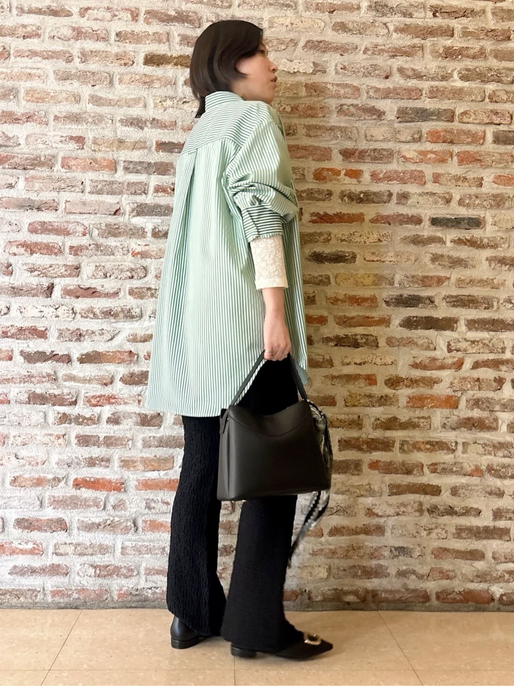 しばさんの「THE SHOP TK｜ゆったりシルエットで体型カバー ロングシャツ」を使ったコーディネート