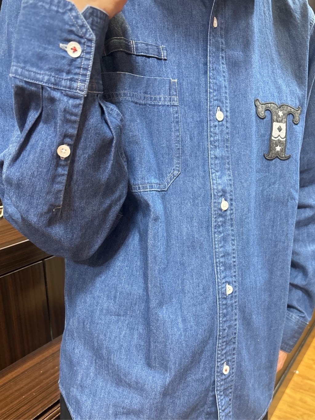 おーのさんの「TAKEO KIKUCHI｜【BOWLER HAT LABEL】Tエンブレム デニムシャツ」を使ったコーディネート