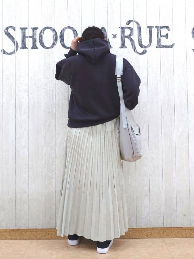 とろろさんの「SHOO･LA･RUE｜【セットアップ可/S-LL/なめらかタッチ】選べる3柄 ロゴ入りプルパーカ」を使ったコーディネート