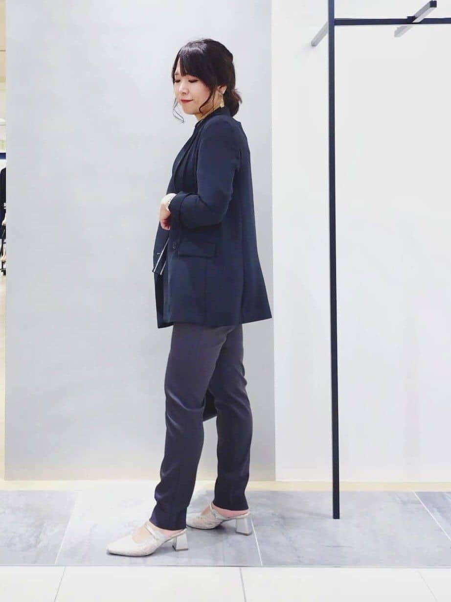 TOMOMIさんの「INDIVI｜【パンツ人気1位／褒められパンツ／洗える】ウエストゴムタックテーパードパンツ」を使ったコーディネート