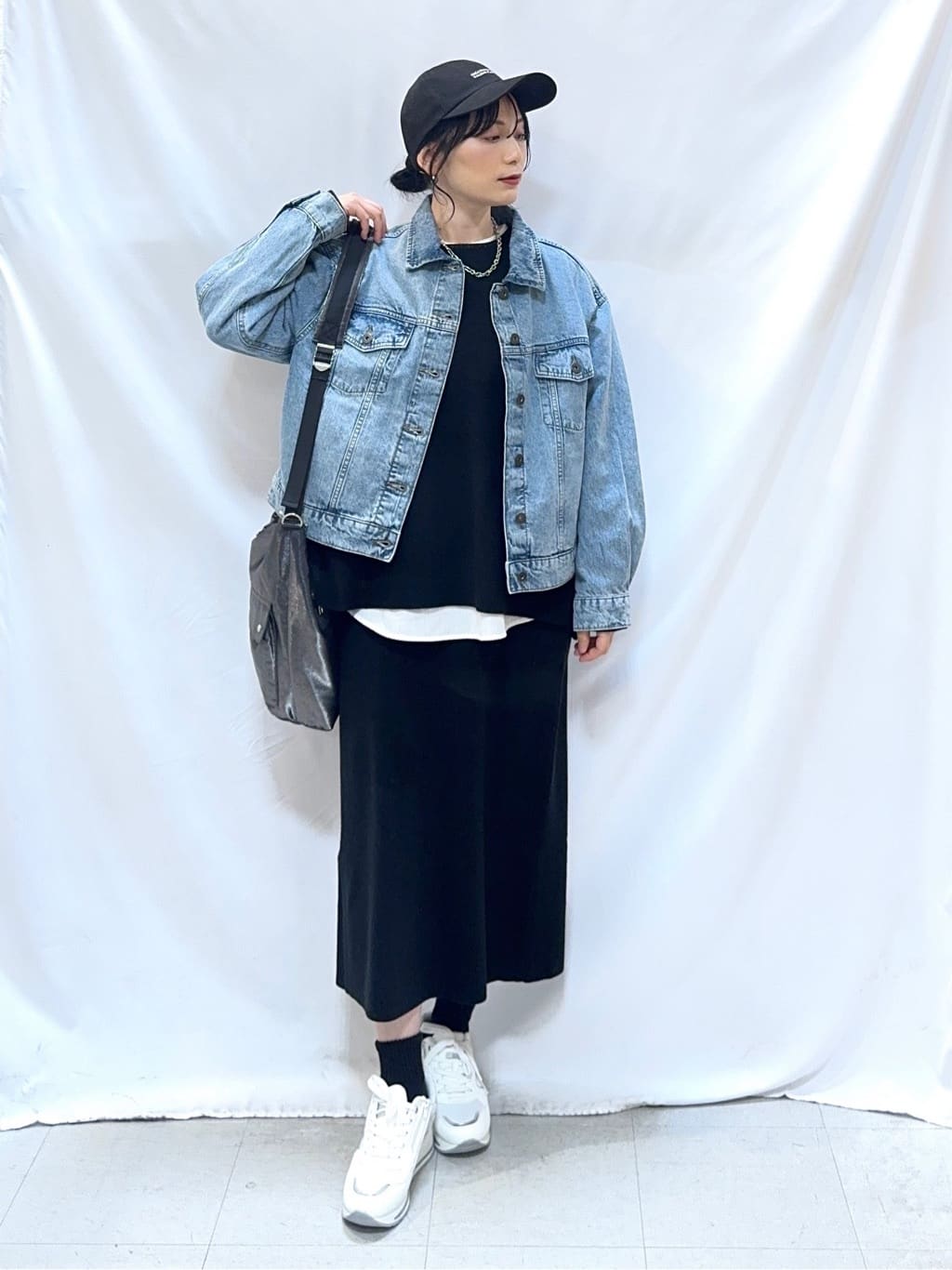 𝐇𝐢𝐫𝐨𝐦𝐢さんの「SHOO･LA･RUE｜【SHOO・LA・RUE DENIM】羽織るだけでこなれる　オーバーサイズデニムジャケット」を使ったコーディネート