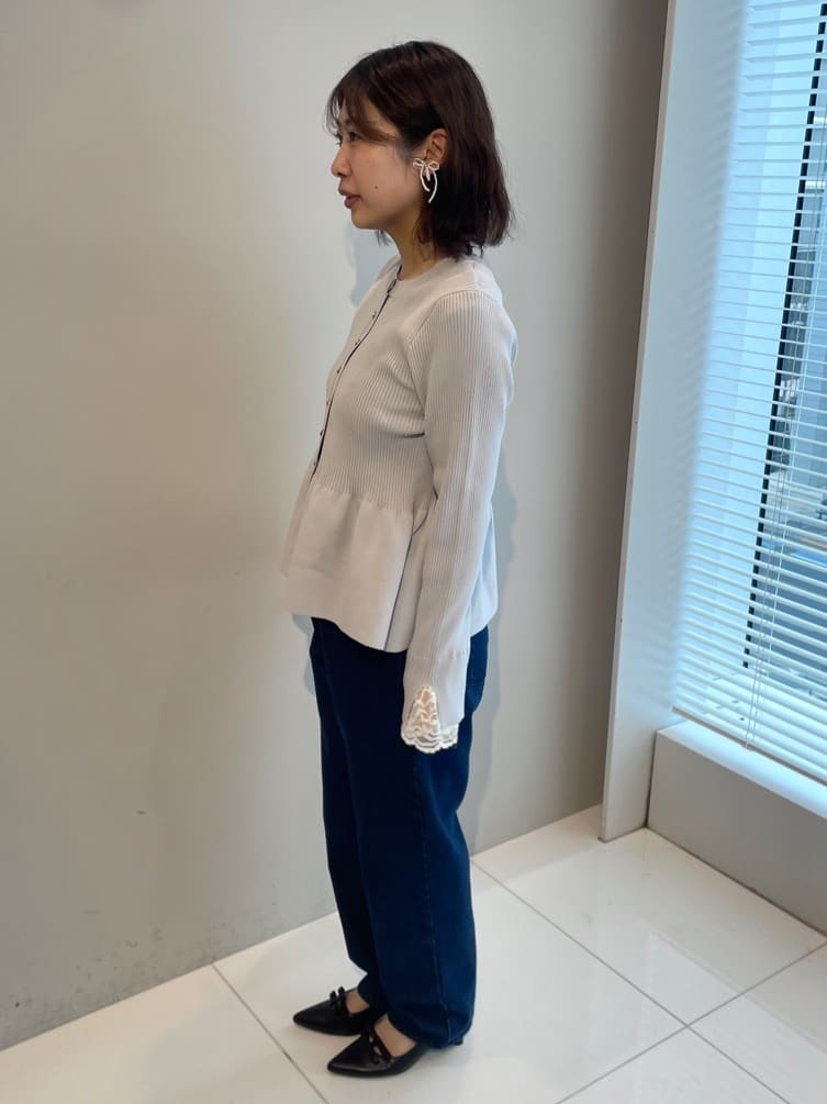 abeさんの「Couture brooch｜【大人かわいい・洗える】ペプラムニットカーディガン」を使ったコーディネート