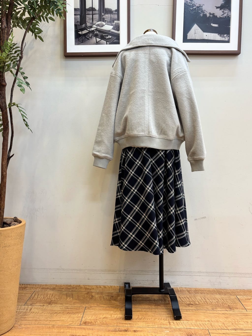 maiさんの「SHOO･LA･RUE｜【洗濯機可/S-LL】裾スカラップが差がつく コード刺繍ロゴニット」を使ったコーディネート