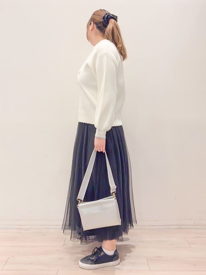 naoさんの「SHOO･LA･RUE｜【洗濯機可/S-LL】裾スカラップが差がつく コード刺繍ロゴニット」を使ったコーディネート