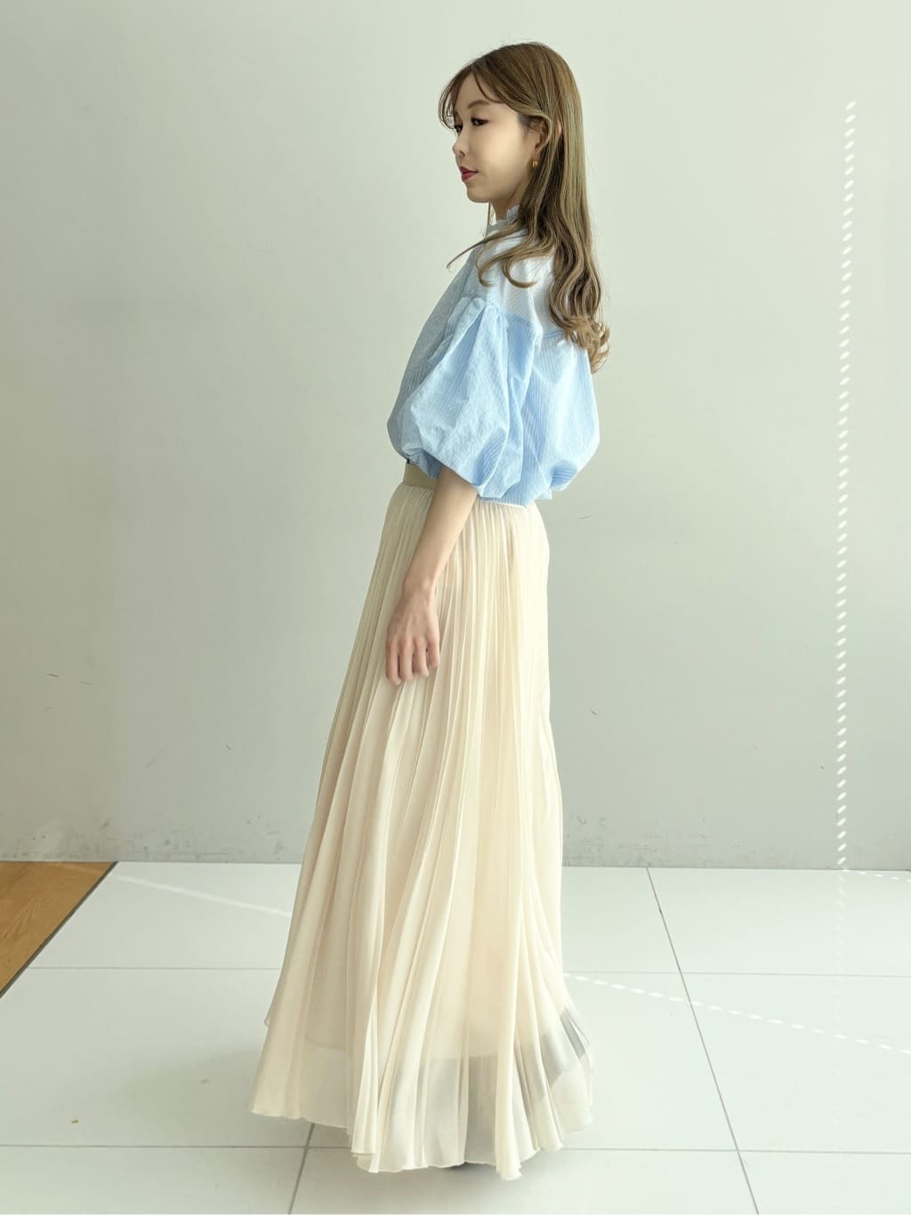 清水夏姫さんの「DRESSTERIOR｜【1枚で着映え/ウォッシャブル】ストライプスタンドフリルボリュームスリーブブラウス」を使ったコーディネート