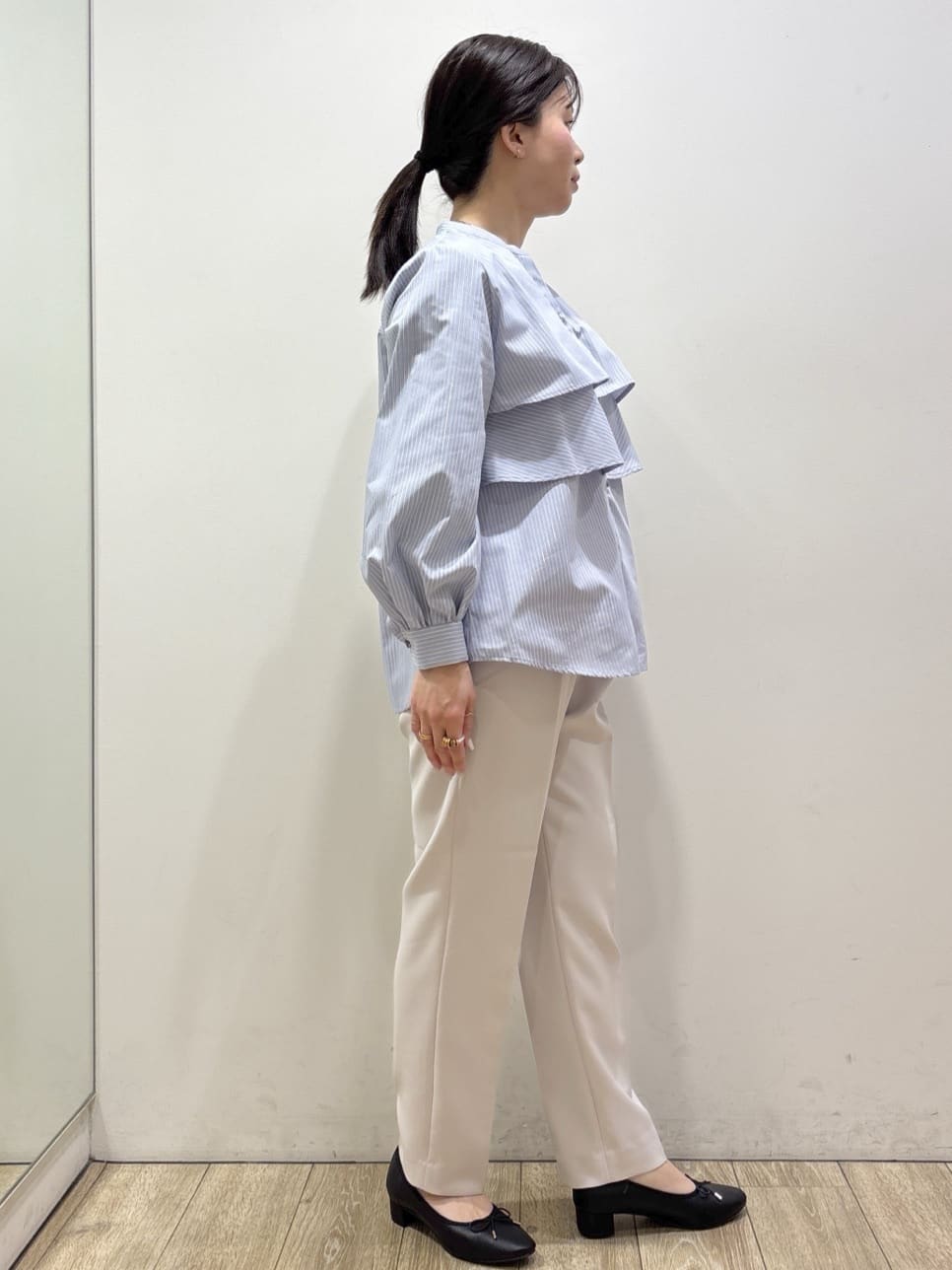 mameさんの「index｜フリルキーネックシャツ【洗濯機OK／イージーアイロン／防シワ】《XS～LL／7col》」を使ったコーディネート