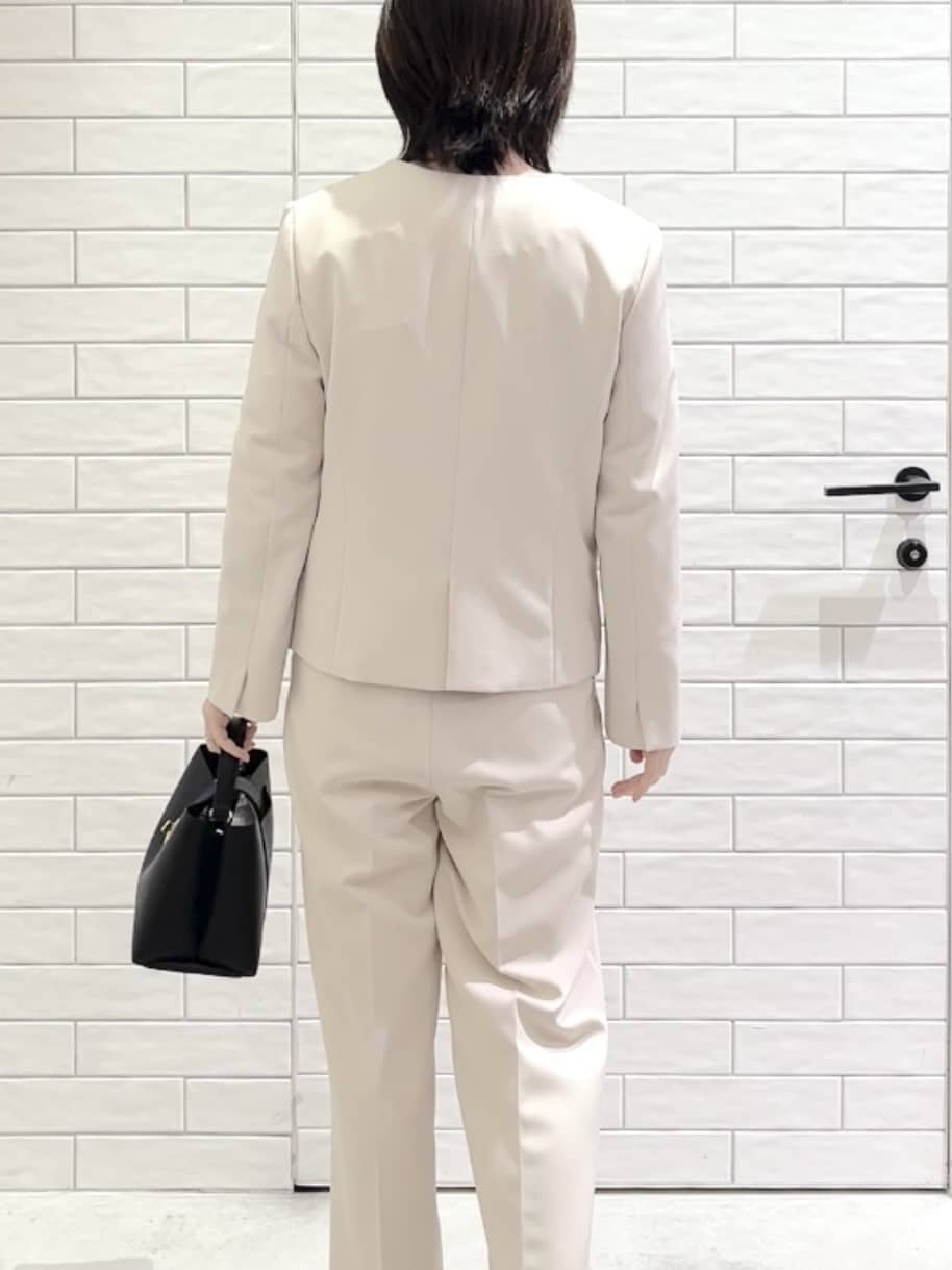 しおりさんの「OPAQUE.CLIP｜《通勤／セットアップ対応》 パイピングVネックジャケット【洗濯機OK】」を使ったコーディネート