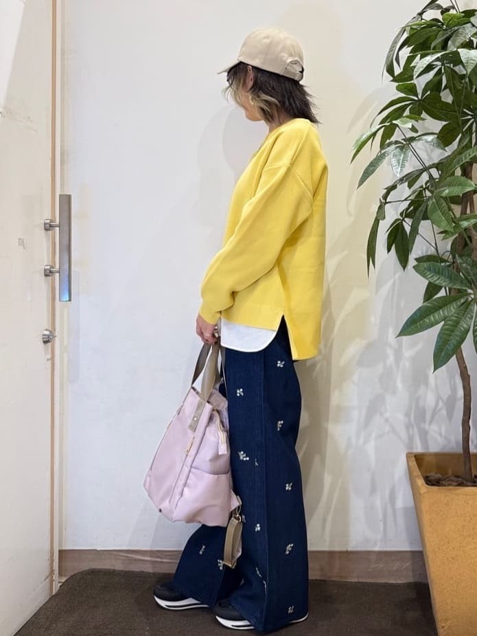 misakiさんの「SHOO･LA･RUE｜【洗濯機可/S-LL】フラワー刺繍が女性らしさをプラス バギーデニムパンツ」を使ったコーディネート