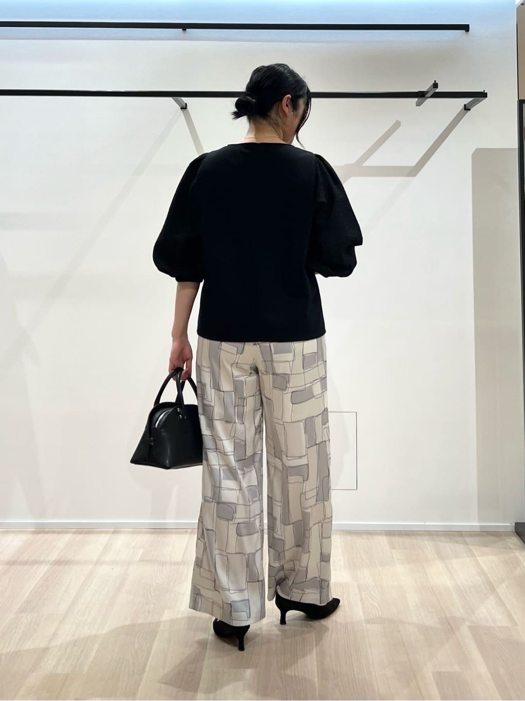 TOMOMIさんの「UNTITLED｜ブロッキングプリントパンツ」を使ったコーディネート