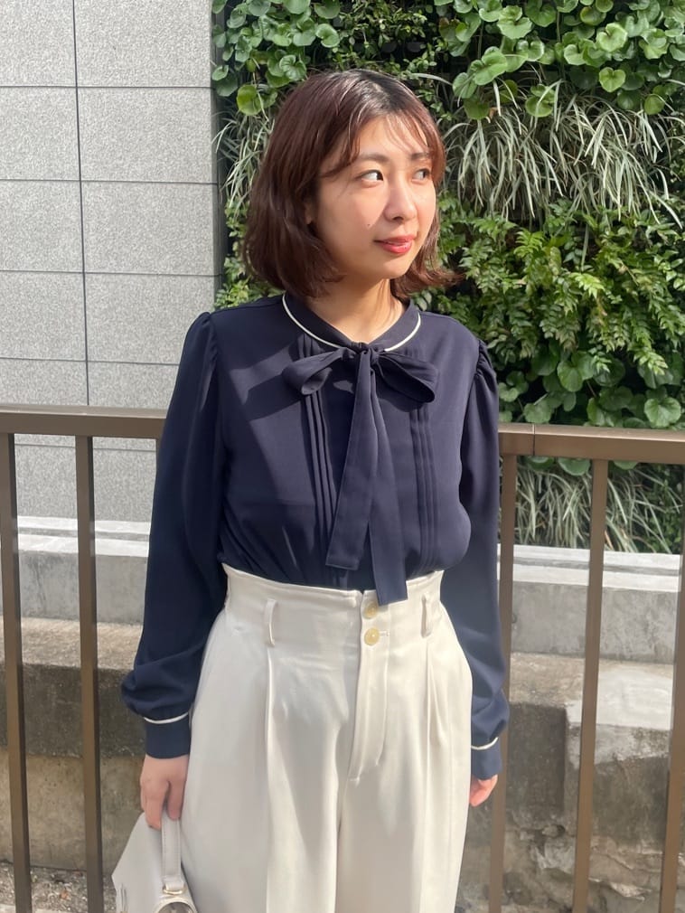 abeさんの「Couture brooch｜【ハレの日・通勤】配色タックタイブラウス」を使ったコーディネート