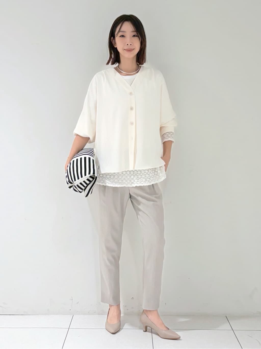 shioriさんの「INDIVI｜【洗える／UVケア／マットサテン】Vネックドルマンスリーブブラウス」を使ったコーディネート