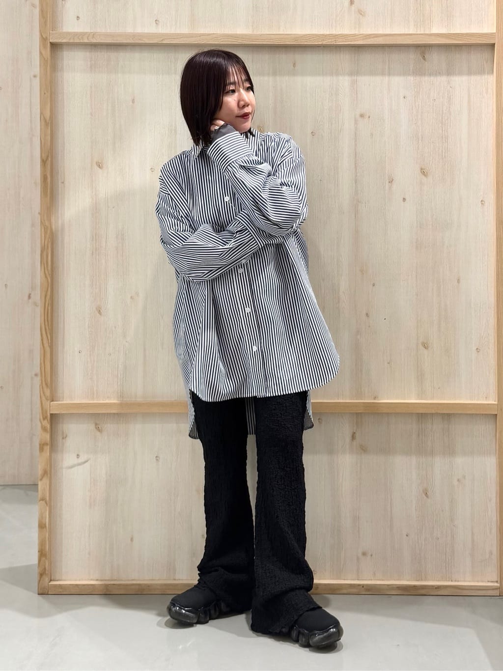 nanaさんの「THE SHOP TK｜ゆったりシルエットで体型カバー ロングシャツ」を使ったコーディネート