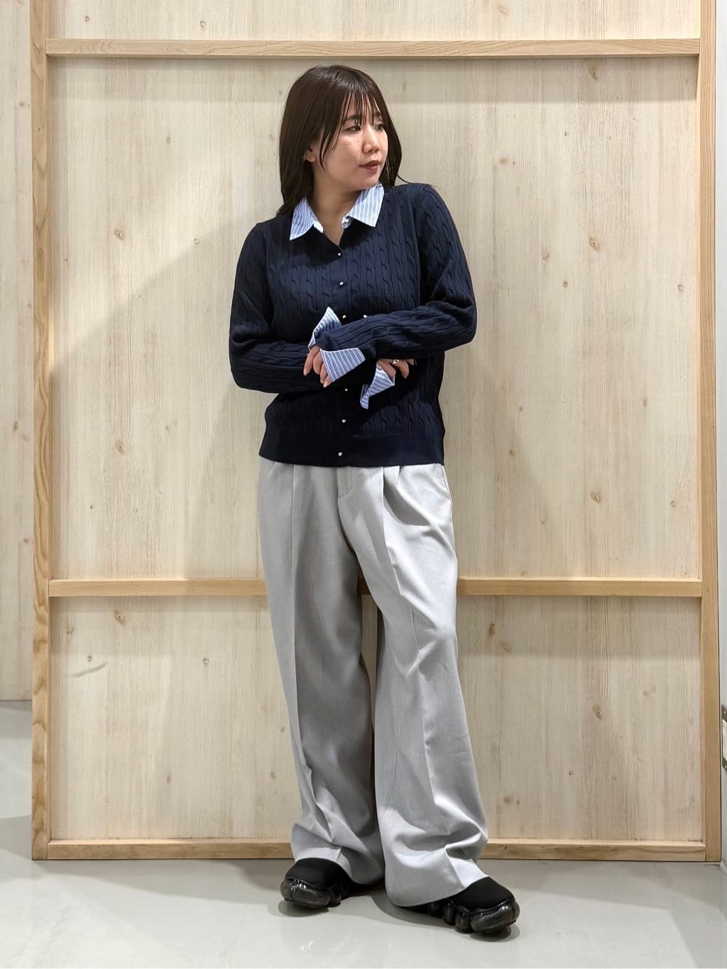 nanaさんの「THE SHOP TK｜【1枚でスタイル決まる】シャツレイヤード風 襟付ケーブルニット」を使ったコーディネート