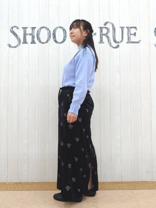とろろさんの「SHOO･LA･RUE｜大人な小花柄が魅力の 刺繍ベロア調ナロースカート」を使ったコーディネート