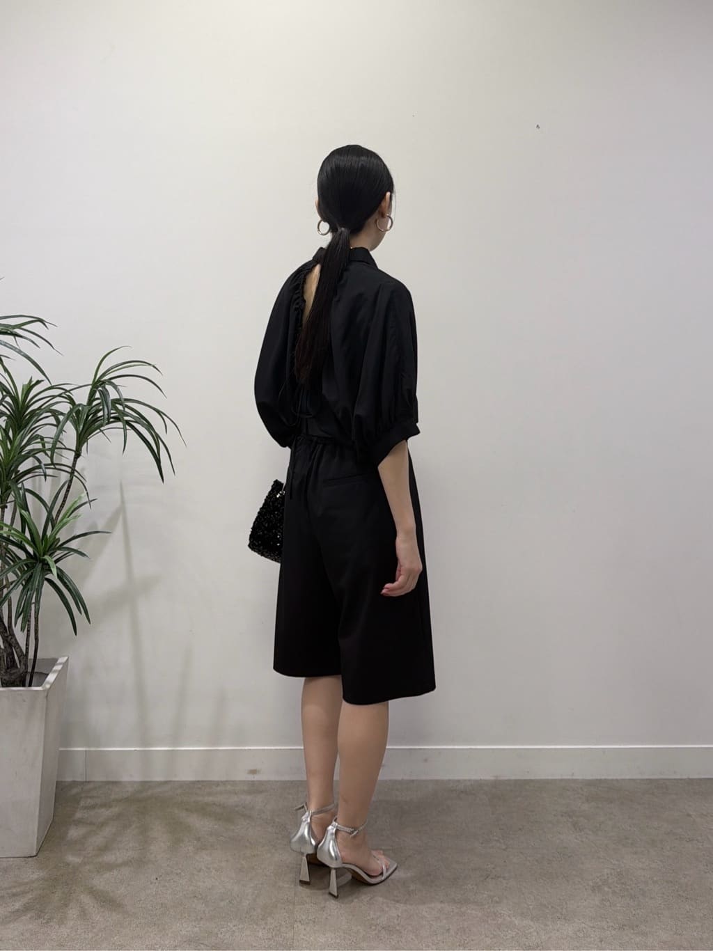 rinaさんの「INDIVI｜バックドロストブラウス」を使ったコーディネート
