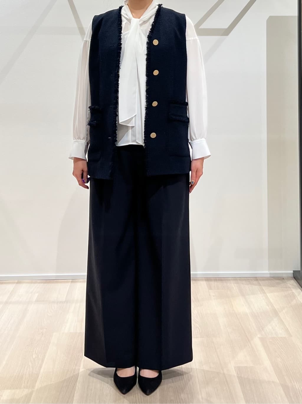 TOMOMIさんの「UNTITLED｜【オンオフ使える】スラブツイード ジレ」を使ったコーディネート