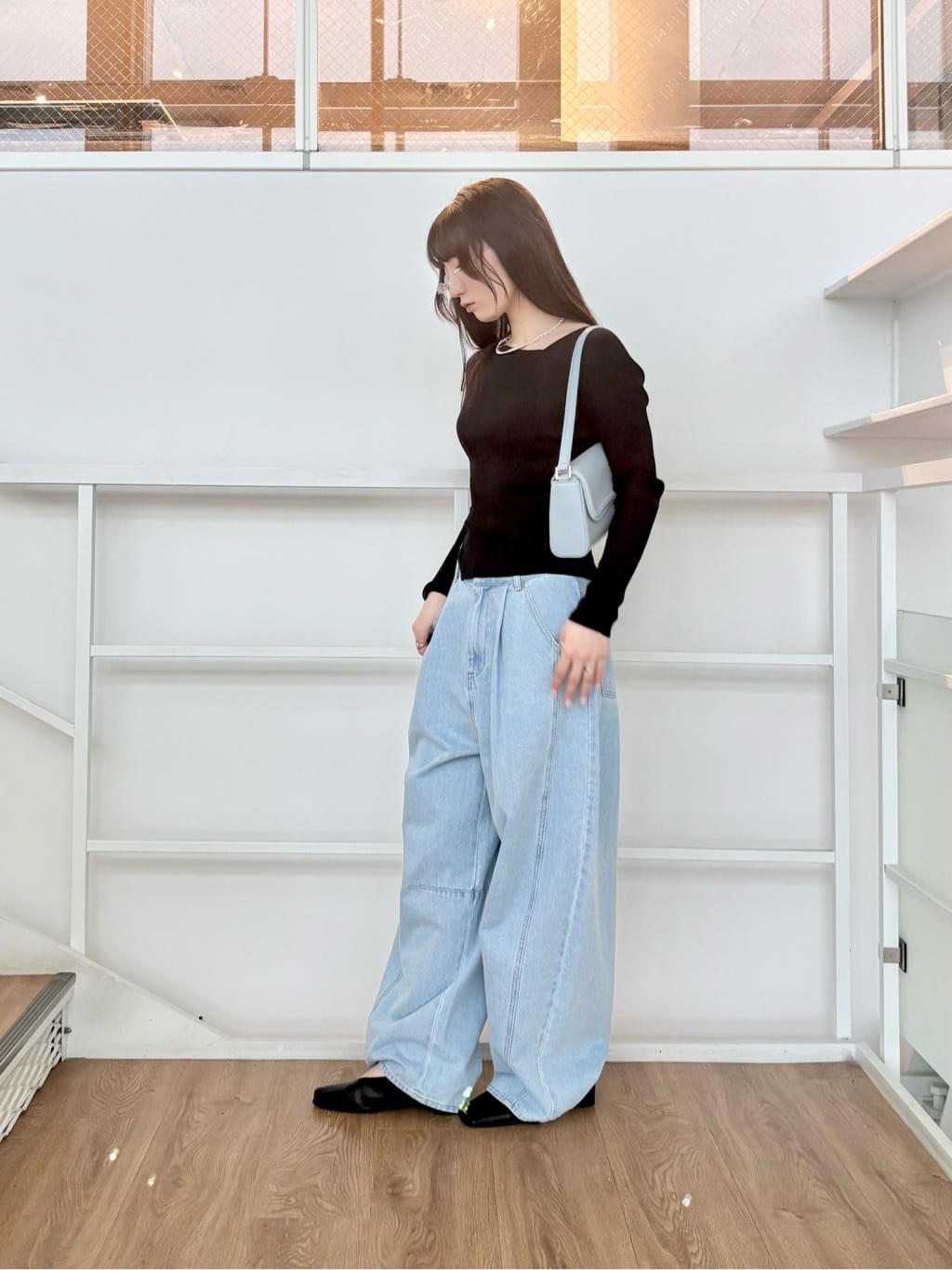ibukiさんの「INDIVI｜オフショルスリットリブニット」を使ったコーディネート