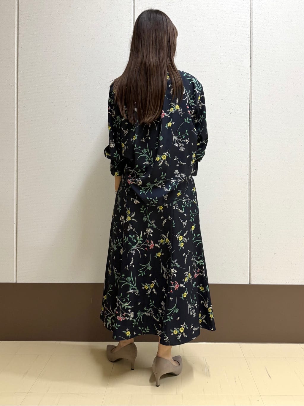 mamiさんの「INDIVI｜【SETUP可能】モダンフラワー柄キャンディスリーブブラウス」を使ったコーディネート
