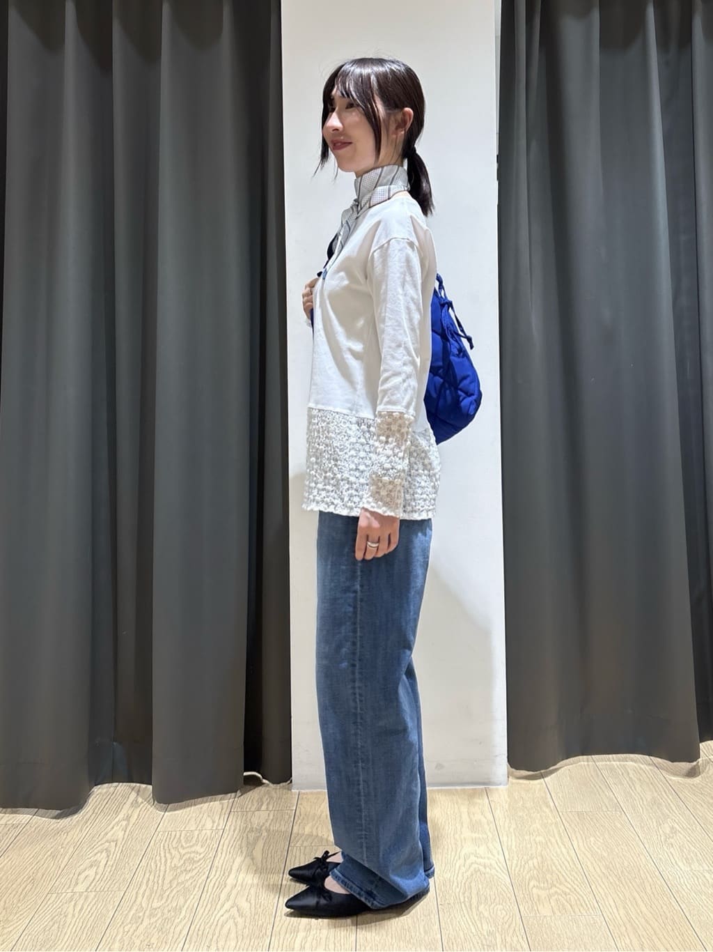 Yoshimiさんの「INDIVI｜【褒められデニム】ワイドストレート デニムパンツ」を使ったコーディネート