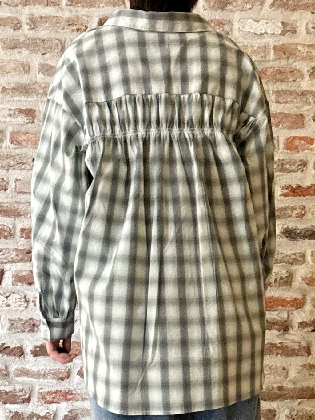 しばさんの「THE SHOP TK｜【後ろ姿もサマになる】バックシャーリングシャツ」を使ったコーディネート