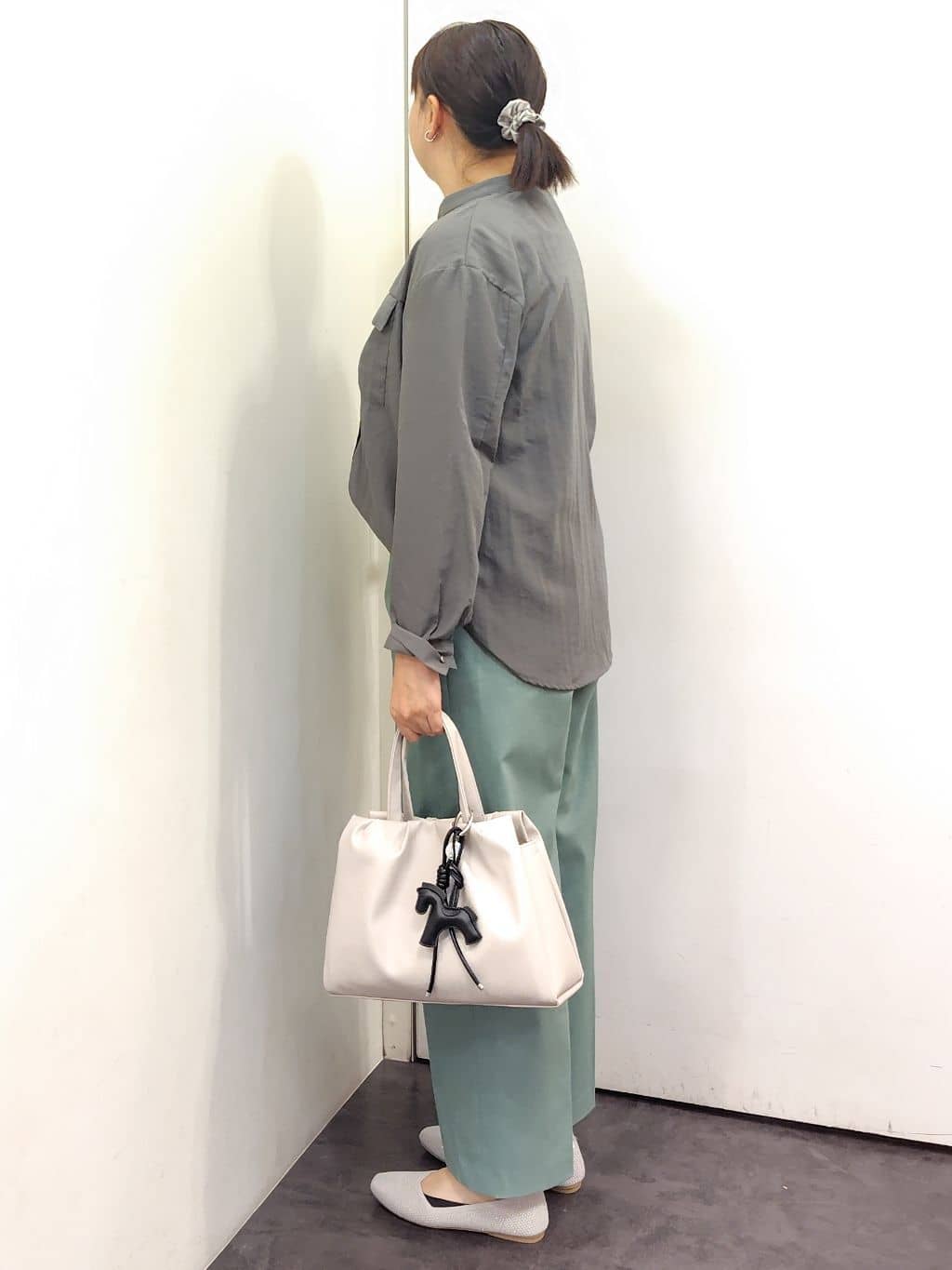 こんちゃんさんの「grove｜【貴島明日香さん着用】お仕事も普段も。今どきワークシャツブラウス」を使ったコーディネート
