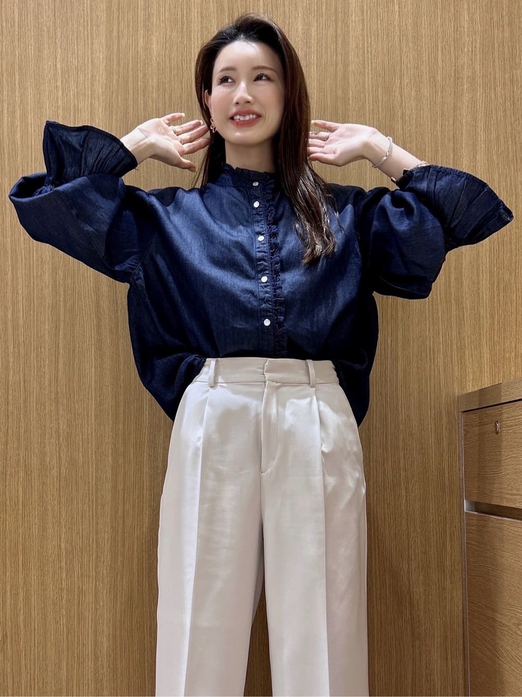 maiさんの「OPAQUE.CLIP｜セルロース混デニムフリルブラウス【洗濯機OK】」を使ったコーディネート