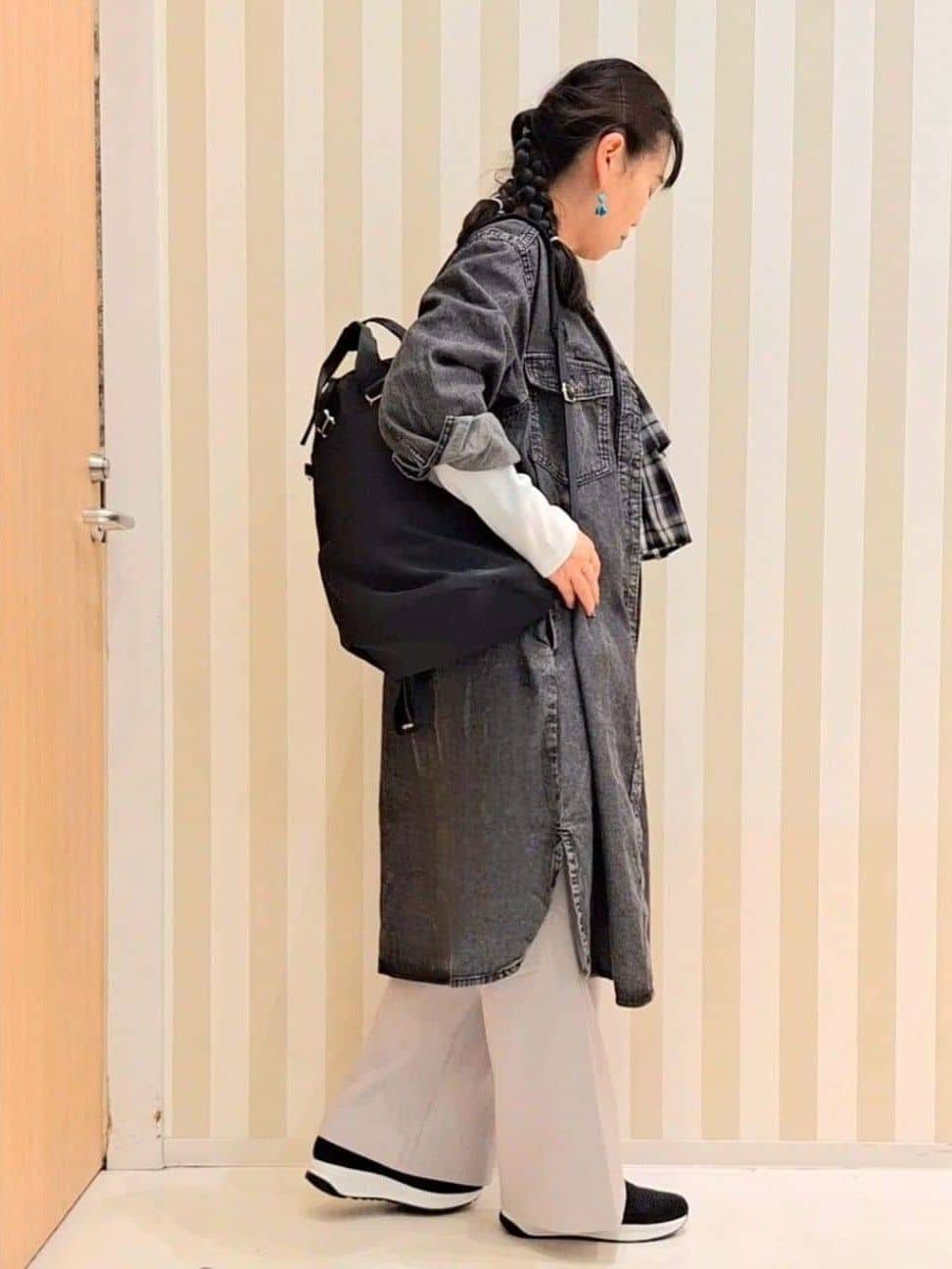 Saoさんの「SHOO･LA･RUE｜【ライトオンスデニム/S-LL/体型カバー】首元すっきり ワンピにもなるロングデニムシャツ」を使ったコーディネート
