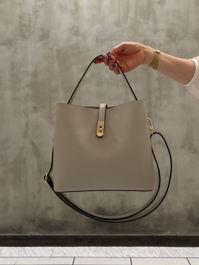 すえさんの「grove｜【手洗いOK】フロントラッフルフリルブラウス」を使ったコーディネート