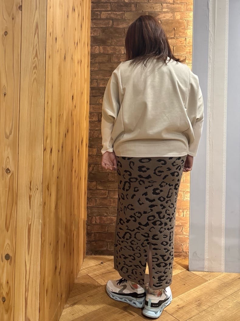ゆかぴさんの「SHOO･LA･RUE｜【体型カバー/2点セット】ポンチョ風 スエードライクトップス+ロンT」を使ったコーディネート