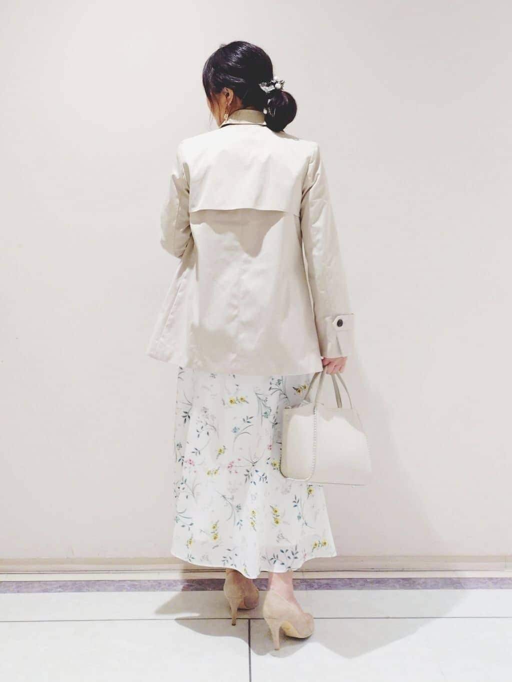 TOMOMIさんの「INDIVI｜【SETUP可能】モダンフラワー柄キャンディスリーブブラウス」を使ったコーディネート