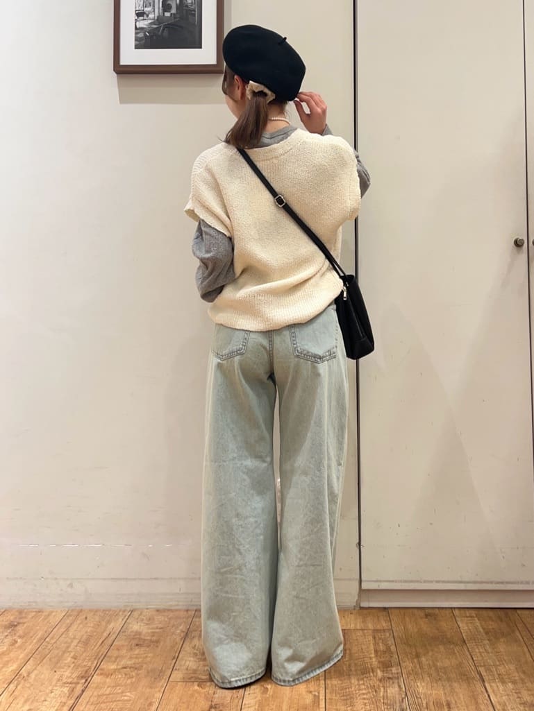 AIRIさんの「SHOO･LA･RUE｜【S-LL/洗濯機可】気軽にレイヤード 前開きざっくりニットベスト」を使ったコーディネート