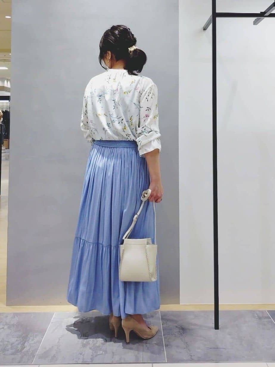 TOMOMIさんの「INDIVI｜【洗える／丈調整可能】ギャザーフレアスカート」を使ったコーディネート