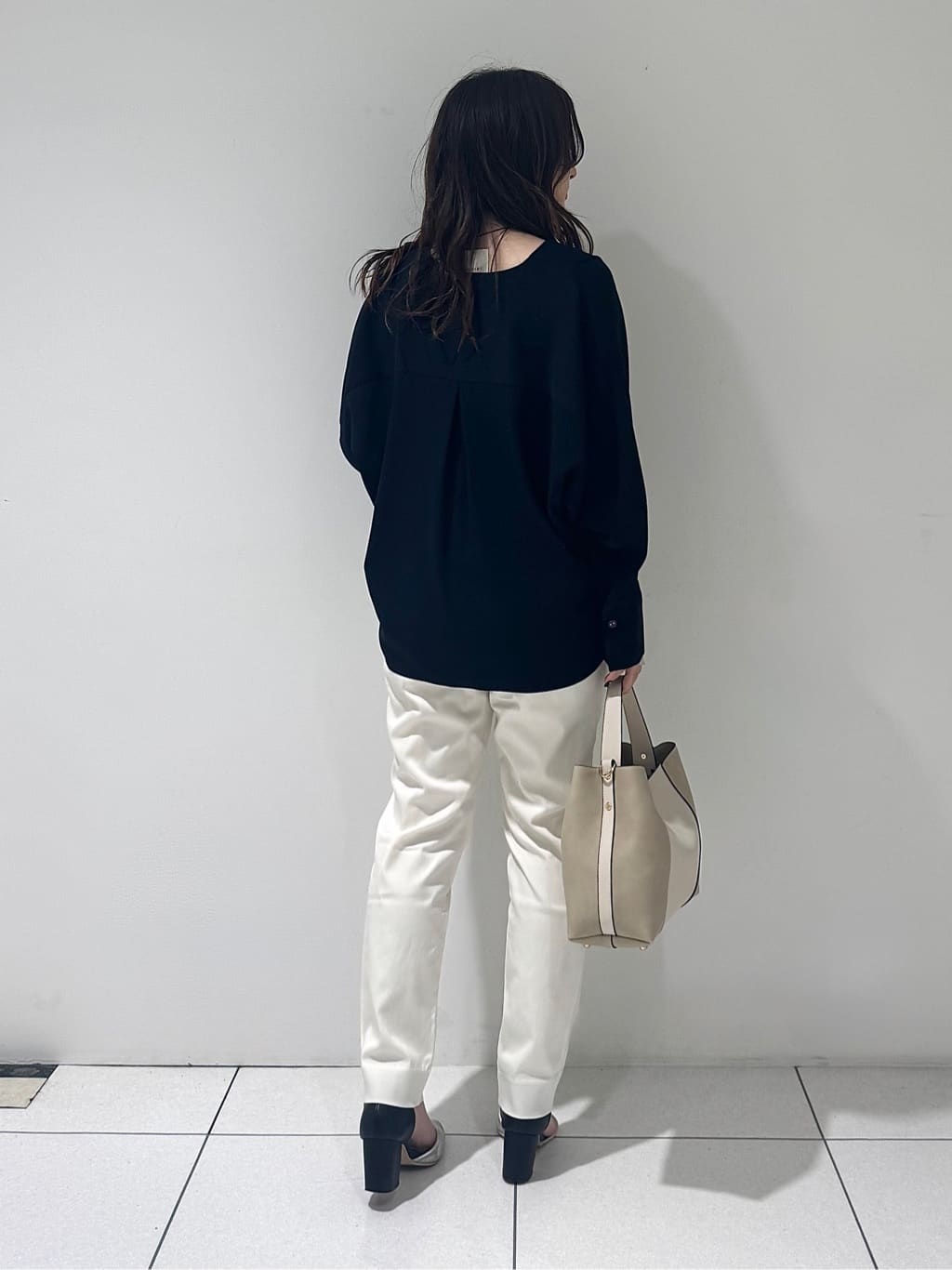 そんさんの「INDIVI｜【洗える／UVケア／マットサテン】Vネックドルマンスリーブブラウス」を使ったコーディネート