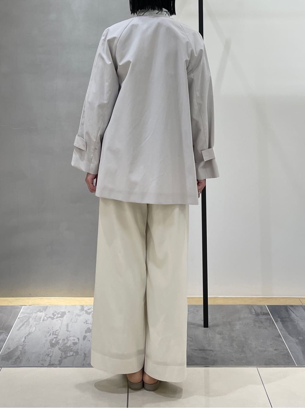 shihoさんの「INDIVI｜【撥水/軽量】ミドル丈 ミニマルトレンチコート」を使ったコーディネート