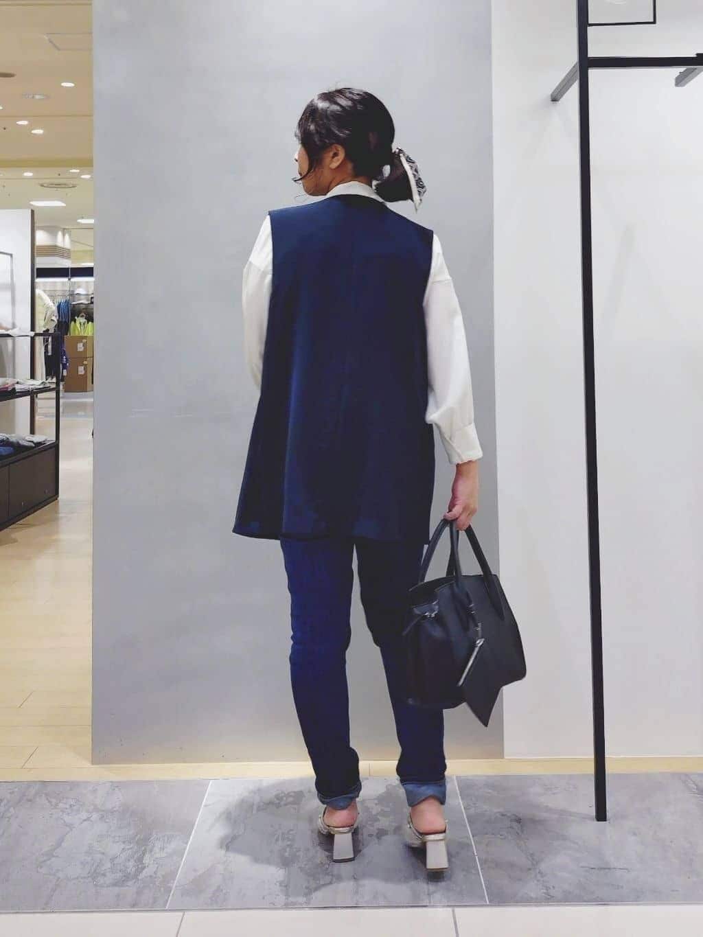 TOMOMIさんの「INDIVI｜【通年活躍！褒められデニム】スキニー デニムパンツ」を使ったコーディネート