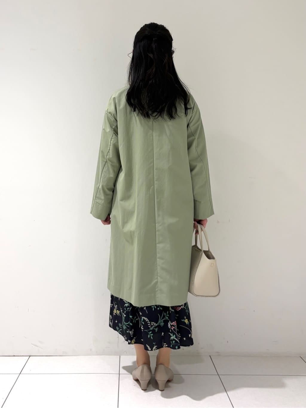 momokoさんの「INDIVI｜【撥水／軽量】ミニマル スタンドカラーコート」を使ったコーディネート