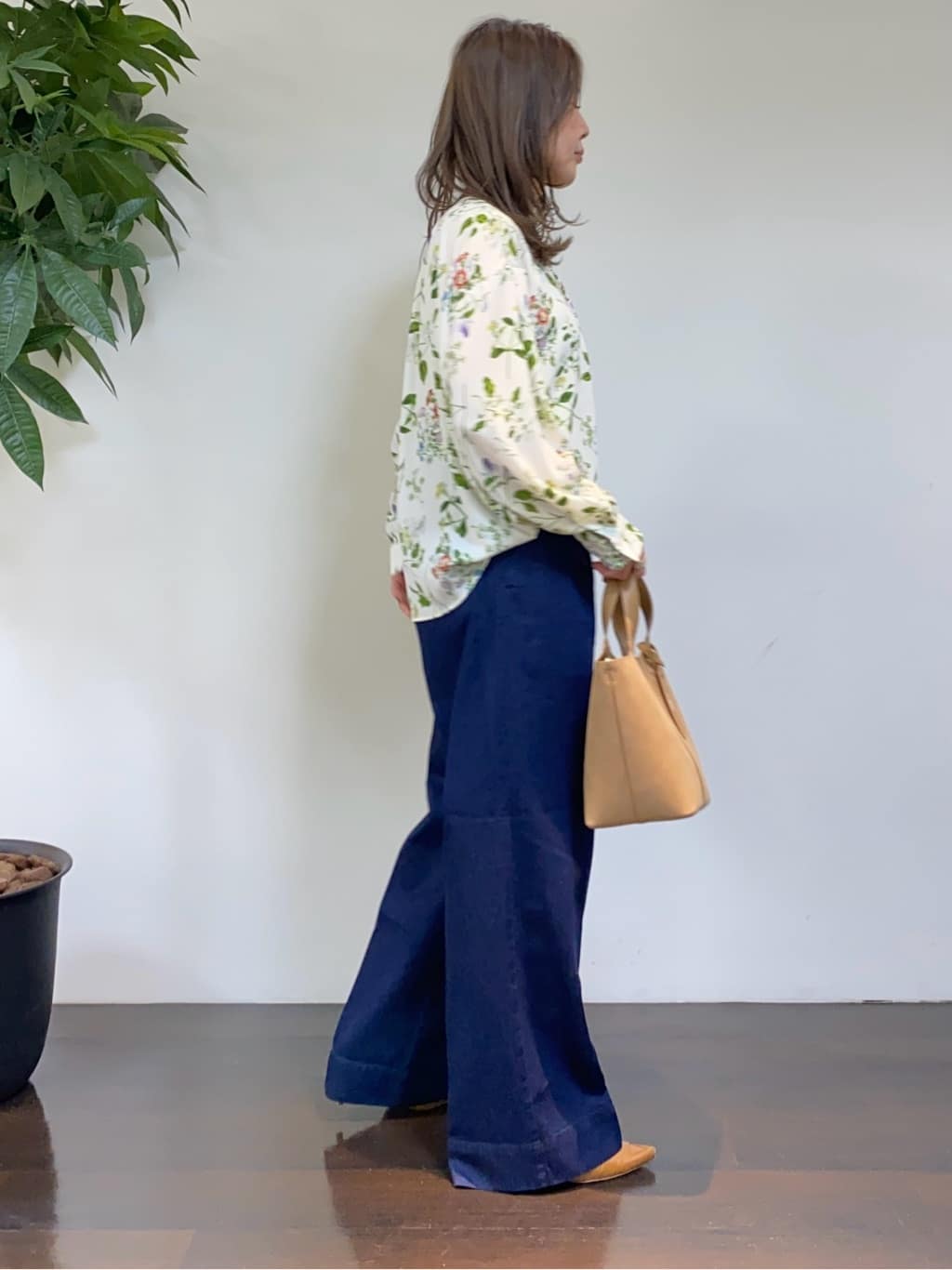 tomoさんの「UNTITLED｜【花柄/洗える】ボタニカルブラウス」を使ったコーディネート