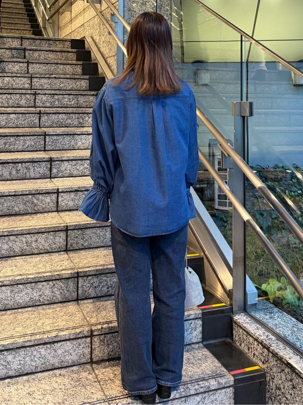 HANNAさんの「OPAQUE.CLIP｜セルロース混デニムフリルブラウス【洗濯機OK】」を使ったコーディネート