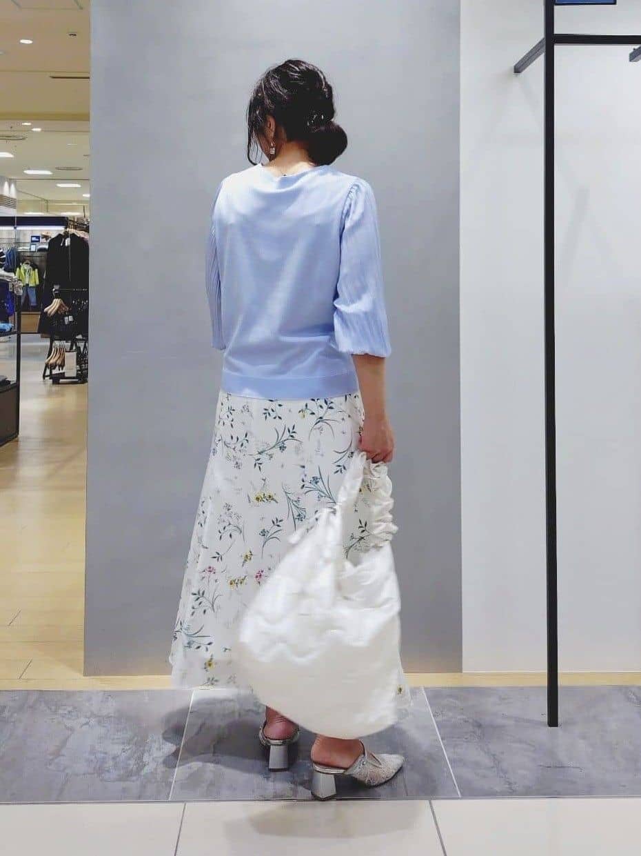 TOMOMIさんの「INDIVI｜【SETUP可能】モダンフラワー柄フレアスカート」を使ったコーディネート