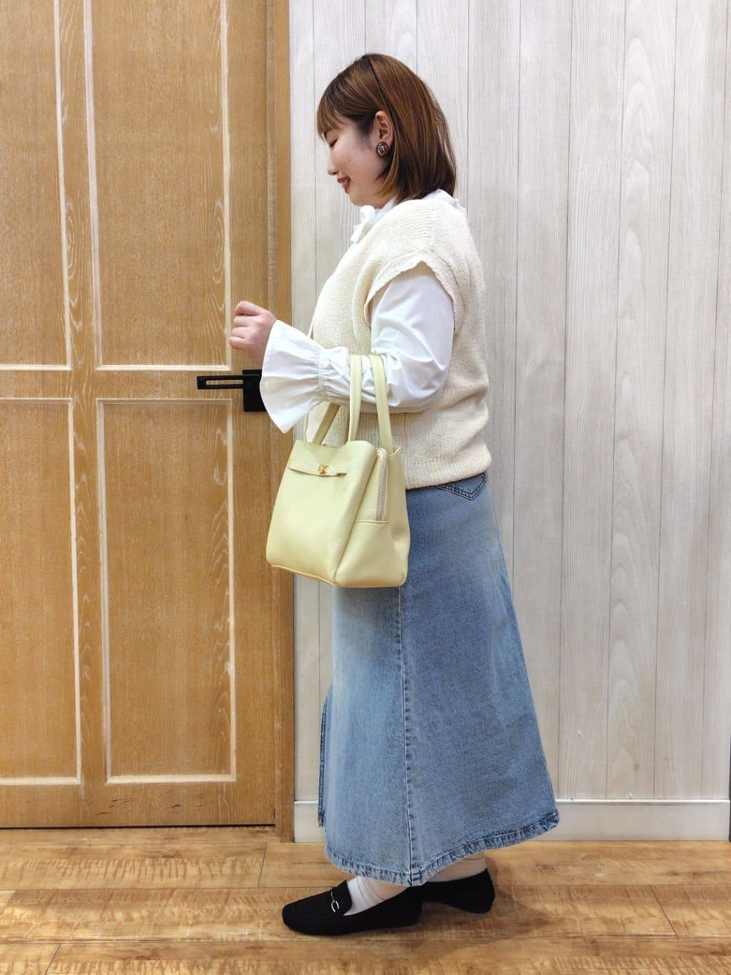 こっとんさんの「SHOO･LA･RUE｜【S-LL/洗濯機可】気軽にレイヤード 前開きざっくりニットベスト」を使ったコーディネート