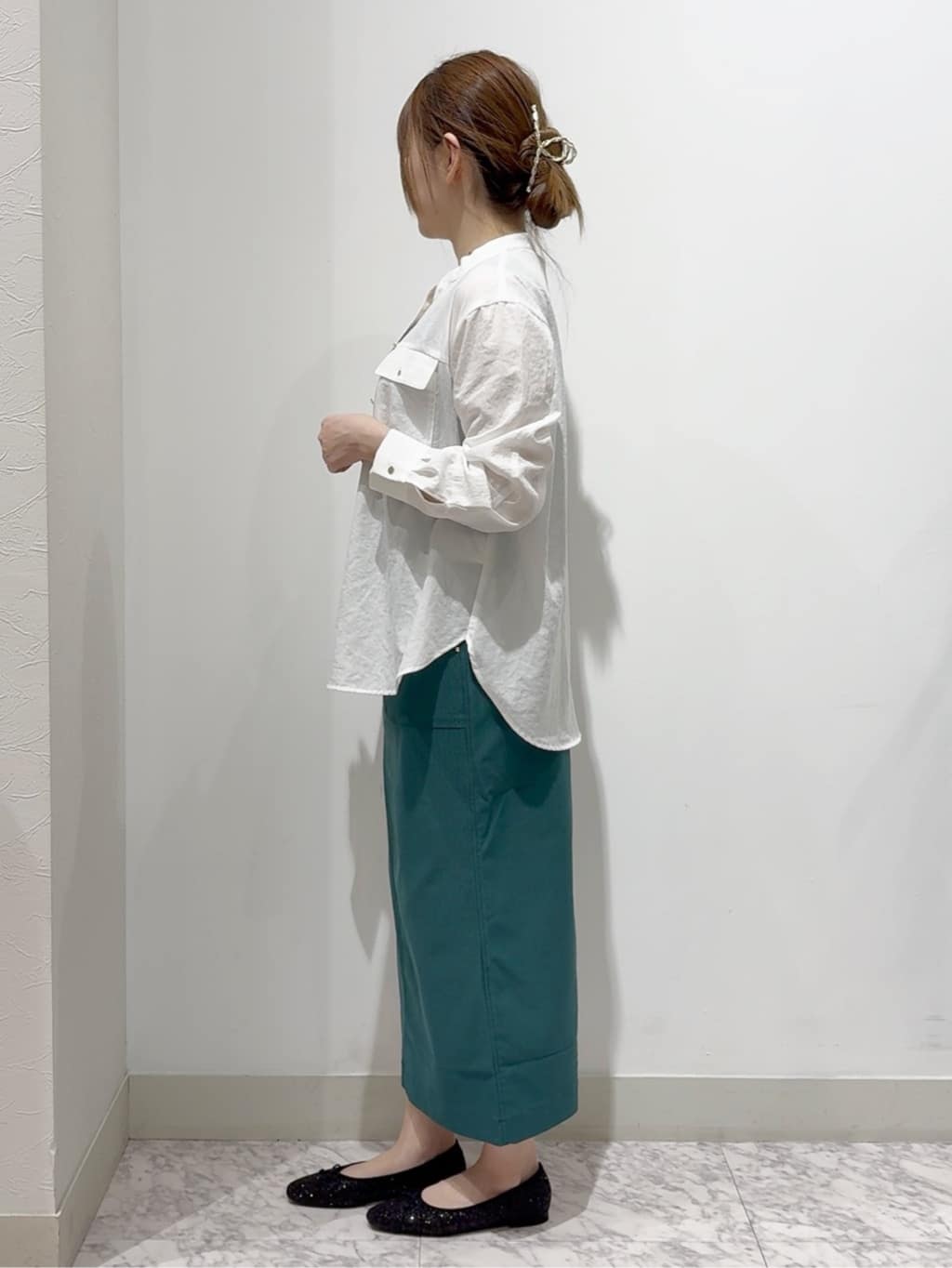 しかっちさんの「grove｜【貴島明日香さん着用】お仕事も普段も。今どきワークシャツブラウス」を使ったコーディネート