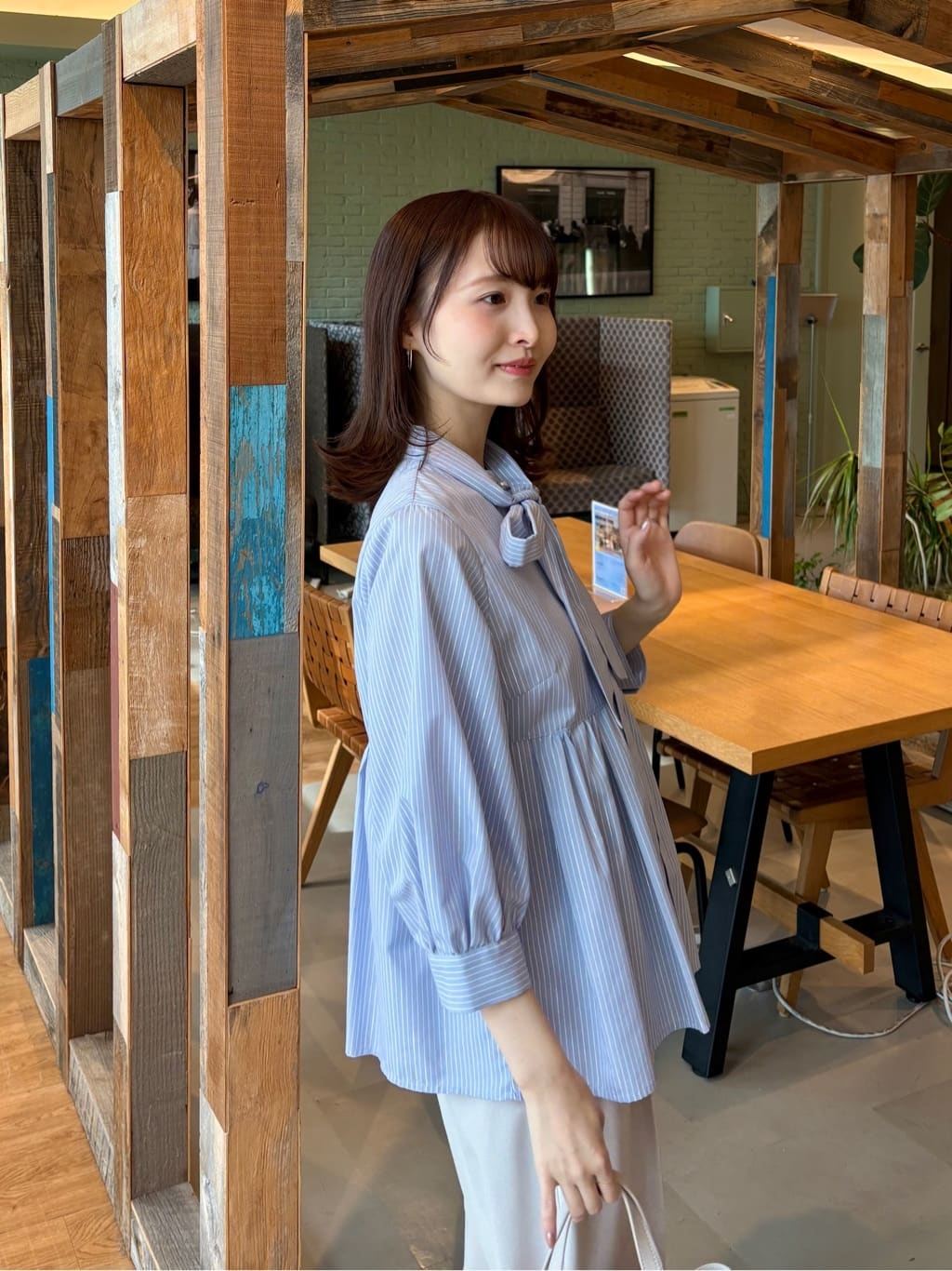 みさかさんの「index｜ペプラムブラウス／ボウタイ取り外し可【洗濯機OK／イージーアイロン／防シワ】《XS～LL／8col》」を使ったコーディネート