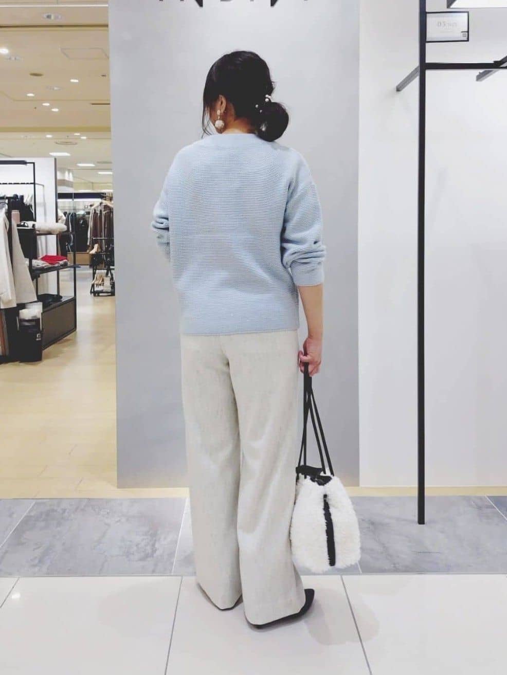 TOMOMIさんの「INDIVI｜【撥水／洗える】ステッチレス ロングダウンコート」を使ったコーディネート