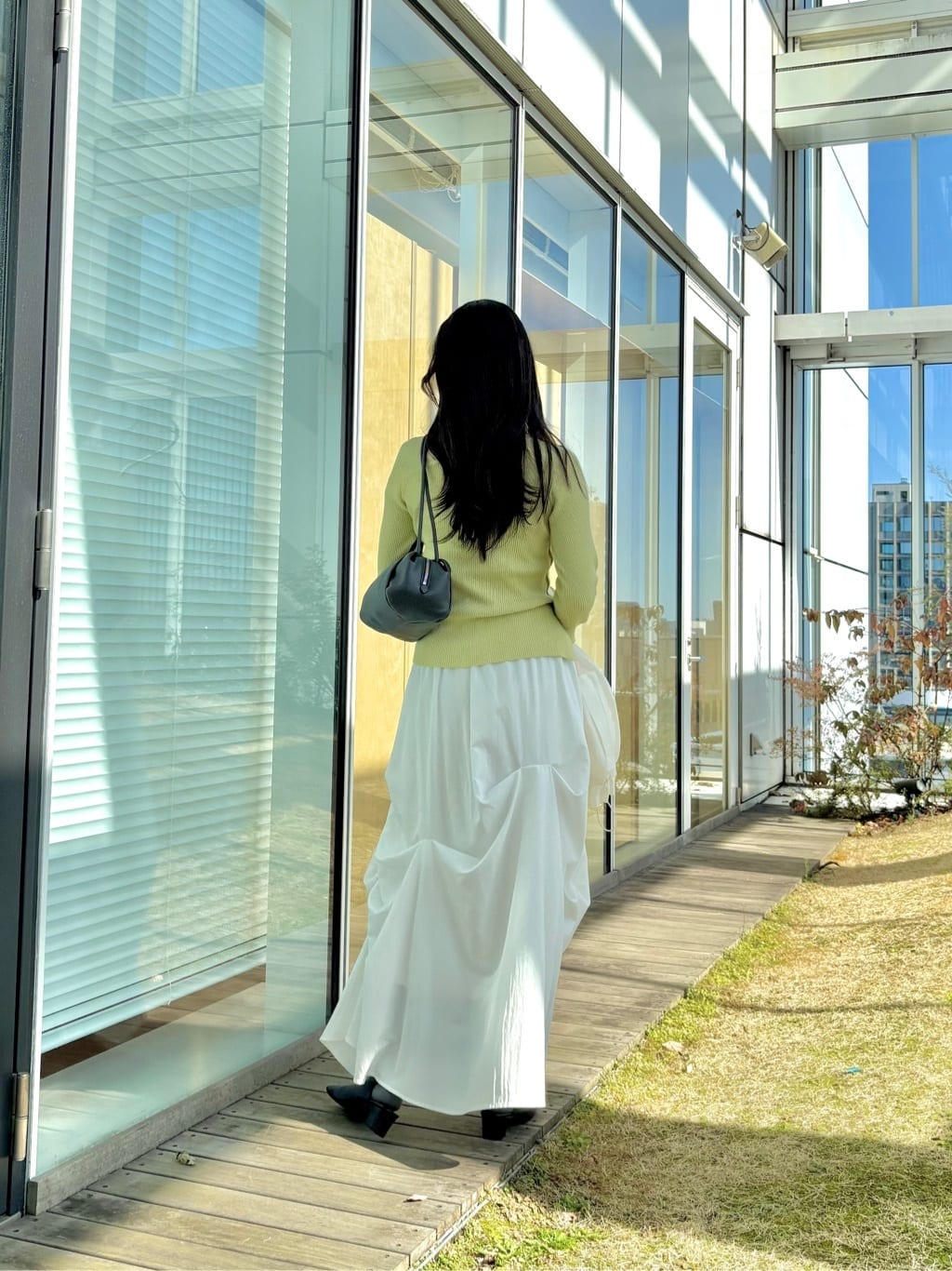 ibukiさんの「INDIVI｜オフショルスリットリブニット」を使ったコーディネート