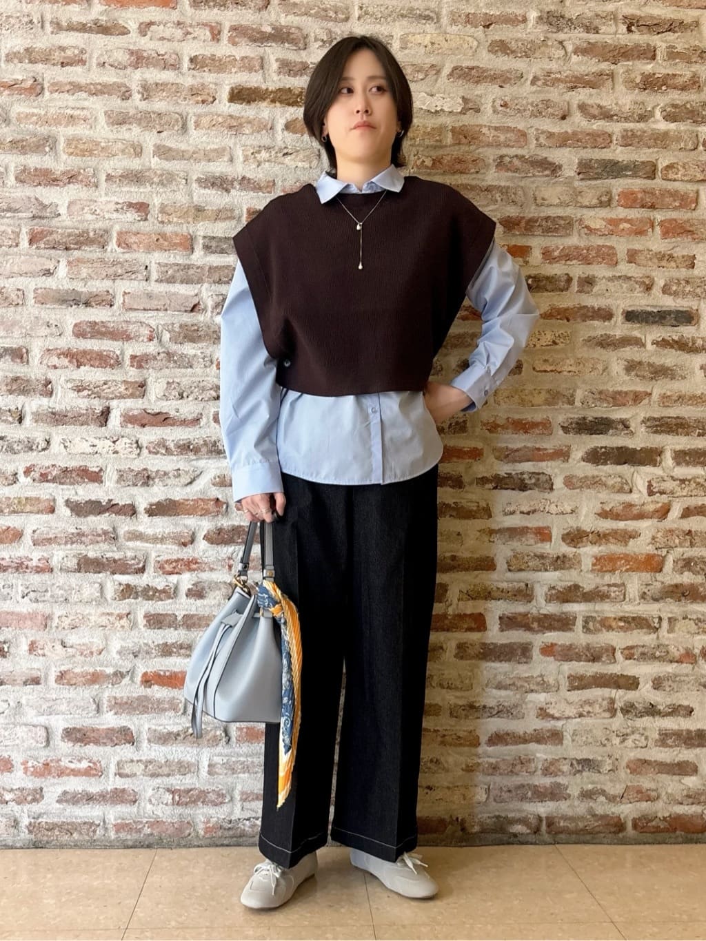 しばさんの「THE SHOP TK｜【2点セット】レイヤードスタイルでこなれ見え ニットベスト＆シャツ」を使ったコーディネート